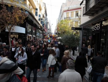 Εορταστικό ωράριο: Μέχρι τις 6 το απόγευμα σήμερα τα καταστήματα- Κλειστά Τρίτη και Τετάρτη